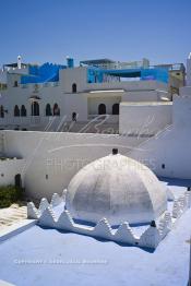 Image du Maroc Professionnelle de  La coupole du Marabout et le cimetière situé au coin des remparts d'Asilah, ville au nord-ouest du Maroc à 40 km au sud de Tanger, ancienne fortification Portugaise construite XVIe siècle, Jeudi 5 Juillet 2012. (Photo / Abdeljalil Bounhar)
